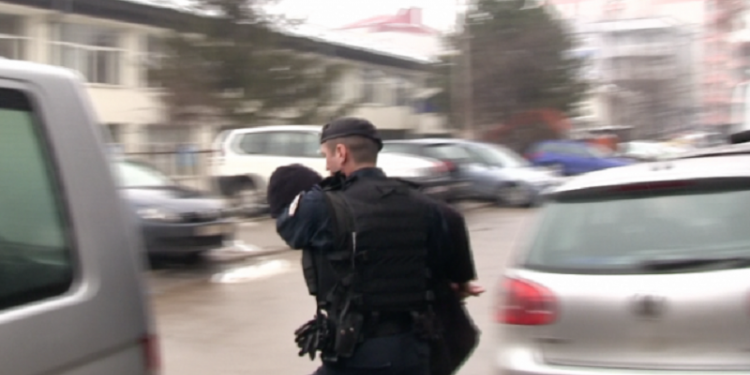 “As Kurti, as ju s’mundeni me marrë motorin, ti polic në kofsh p* nane deshe uniformën” – Kërcënohet polici në Vushtrri