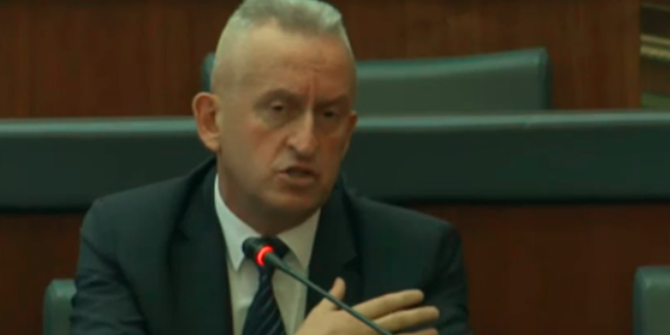 ‘S’po du me ta kthy qysh duhet’: Qalaj i PDK’së përplaset ashpër me dy deputetët e VV’së