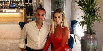 Lola ‘tërbon’ fansat, pozon me fustanin e hapur! (FOTO)