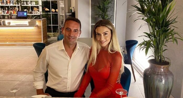 Lola ‘tërbon’ fansat, pozon me fustanin e hapur! (FOTO)