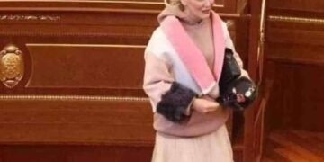 Adriana Matoshi i reagon gazetarëve për dukjen e saj në parlament: Veshjet e mia janë artistike