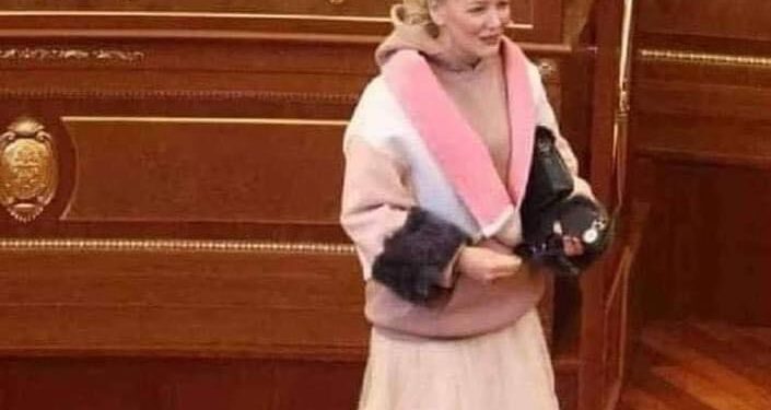 Adriana Matoshi i reagon gazetarëve për dukjen e saj në parlament: Veshjet e mia janë artistike