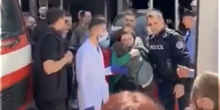 Momenti kur një fëmijë kosovar shpëtohet nga zjarri që shpërtheu në një objekt (VIDEO)