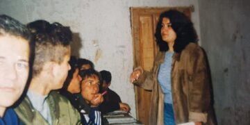 Rrëfimi i jashtëzakonshëm i mësueses nga Prishtina: Në vitin 1996/97 kam ecur 3 orë këmbë për të mbajtur 2 orë mësim nga 20 minuta