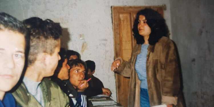 Rrëfimi i jashtëzakonshëm i mësueses nga Prishtina: Në vitin 1996/97 kam ecur 3 orë këmbë për të mbajtur 2 orë mësim nga 20 minuta