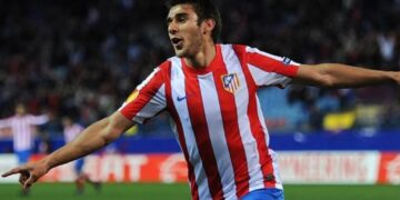 Skandal: Ish-futbollisti godet gruan me veturë, pasi e zuri duke e tradhtuar me të dashurën