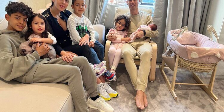 Ronaldo bën postimin prekës, publikon foton e binjakes që mbijetoi