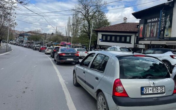 “Eksperimenti” i Përparim Ramës shkakton telashe, rruga njëkahore krijon kolona në Prishtinë