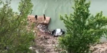 Aksident tragjik: Babai përfundon me veturën në liqen, djali shpëton mrekullisht