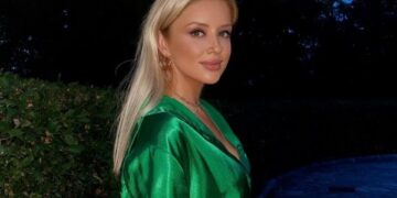 Vajza e Alketa Vejsiut shfaqet për herë të parë publikisht