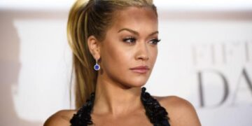 E veshur me bikini sensuale, Rita Ora tregon linjat perfekte nga pushimet