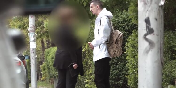 Skandaloze: Gjyshja kosovare që bën marrëdhënie me të mitur në këmbim të parave