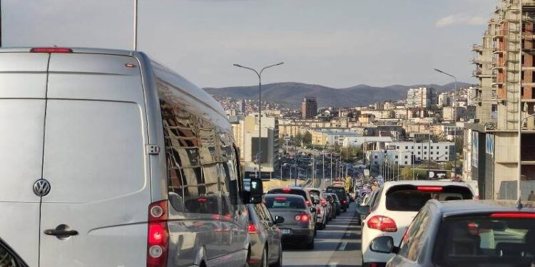 ‘Pa 5 euro ne rezervar mos u nisni’: Kolonë e madhe në Veternik në hyrje të Prishtinës