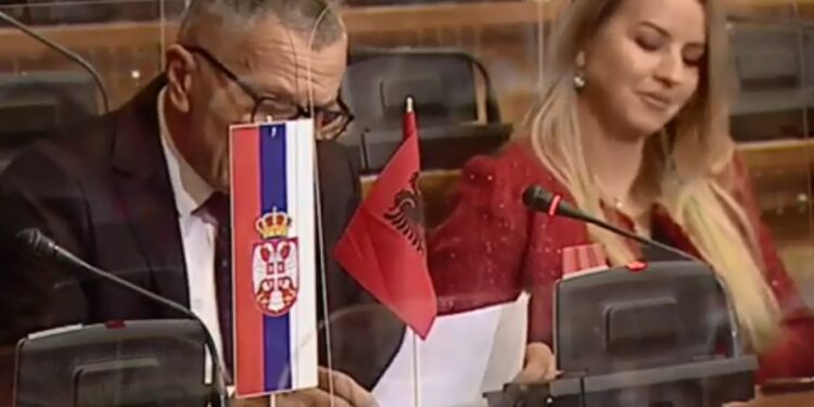 Nga vendosja e flamurit kuq e zi deri te fjalimi në shqip, ky është Shaip Kamberi – zëri i shqiptarëve në Kuvendin e Serbisë (VIDEO)