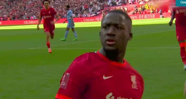 Vjen goli i parë, Konate nuk ka të ndalur, Liverpool kalon në avantazh ndaj Cityt