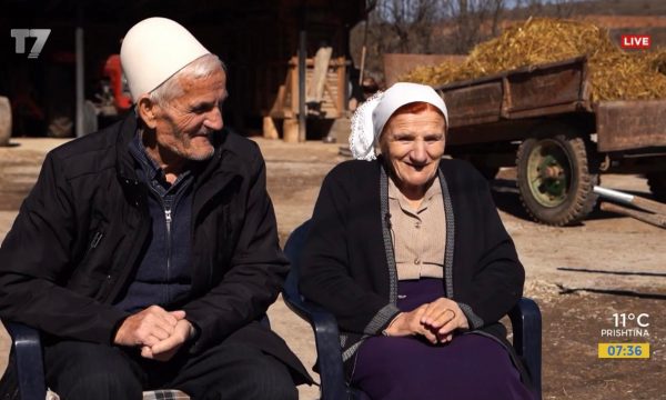 Burri që e vozitë gruan e tij çdo ditë për kafe