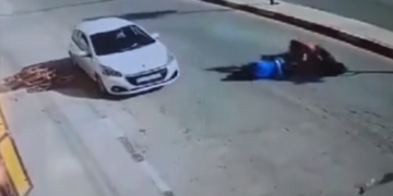 Momenti më qesharak që keni parë sot – I shpëtoi një aksidenti trashanik por shikoni veprimin e tij më pas