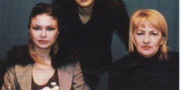 Adelina dhe Zanfina përlotin me fjalët për nënën e ndjerë