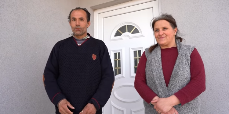 Halil Kastrati në prag të festës së Bajramit i dhuron një shtëpi familjes Imeri nga Vushtrria