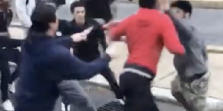 Nxënësit mitrovicas bëhen ‘llom’ mes vete në shkollë