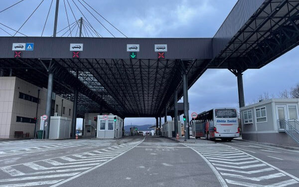 Serbët e Kosovës drejt Serbisë për të votuar, kalojnë edhe nga Merdarja
