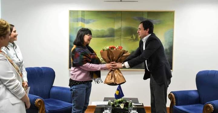 Arrin gazetarja e parë nga Ukraina, kryeministri Kurti e pret në zyrë dhe i garanton kushte për punë dhe jetesë në Kosovë