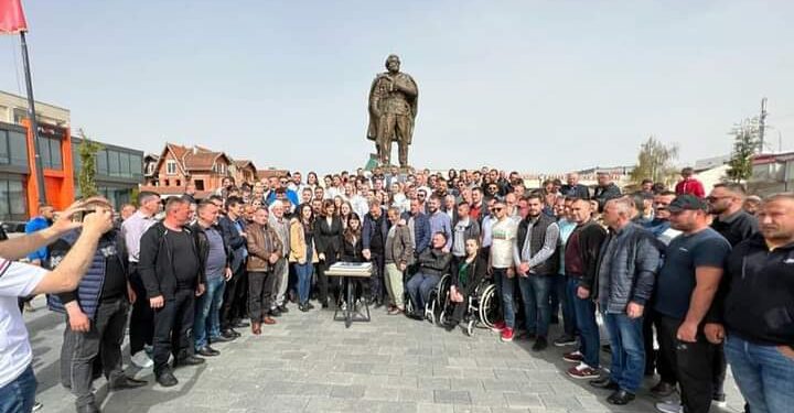 Festohet ditëlindja e Thaçit në Skënderaj, prehet tortë me fotografinë e tij