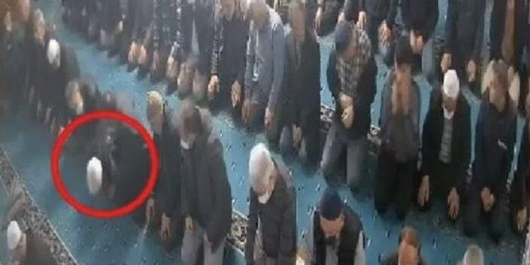 Momenti kur 69 vjeçari vdes nga sulmi në zemër gjatë faljes së namazit të taravisë
