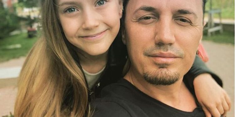 Blero me urimi special për ditëlindje të së bijës-“Dita më e mirë e jetës time, jam një baba krenar”