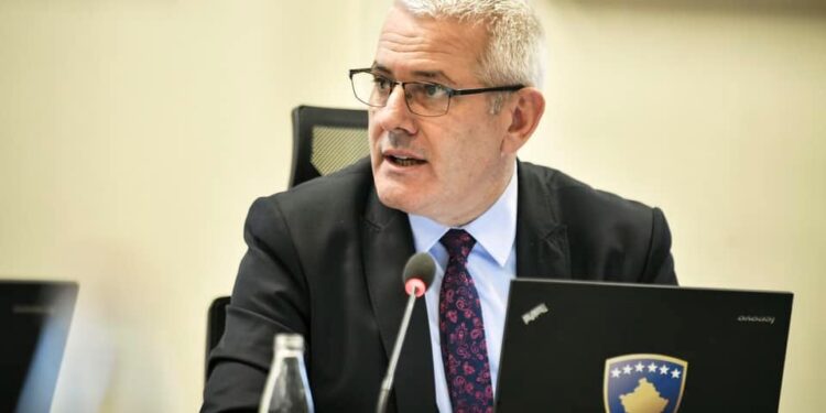 Motra e Xhelal Sveçlës punësohet në Ministrinë e Bujqësisë