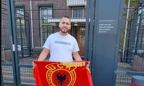 Me flamurin e UÇK-së, kosovari që shkoi tek Specialja për ta pritur vendimin për Haradinajn e Gucatin