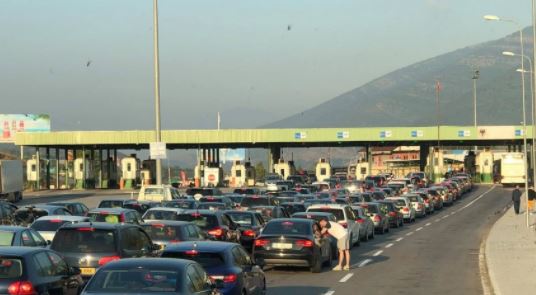 Fluks turistësh në Morinë, mbi 3 mijë persona hynë në Shqipëri