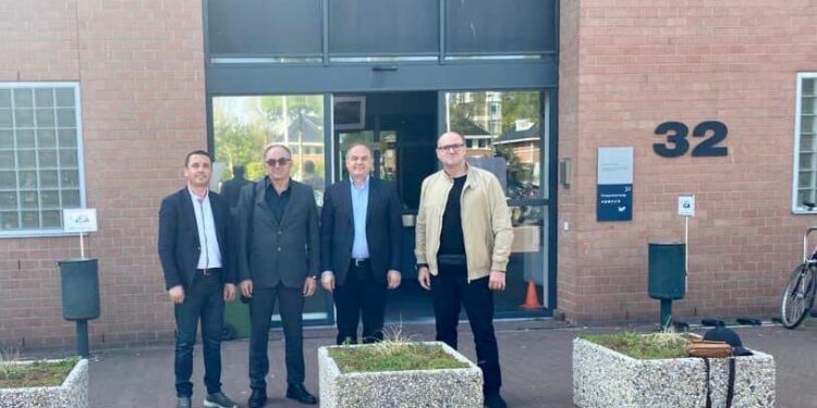 Enver Hoxhaj dhe Shaqir Totaj vizitojnë Thaçin e Veselin në Hagë