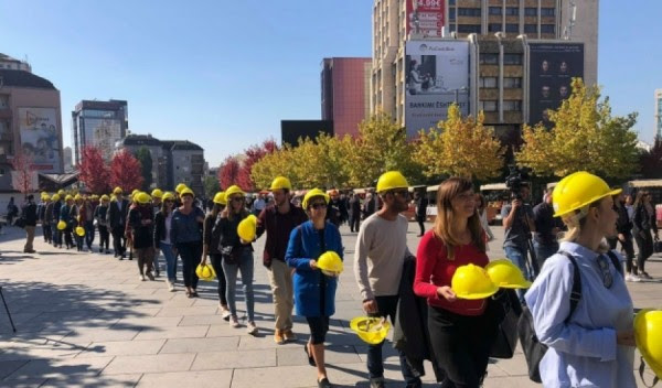 Kosova shënon 1 Majin me dy protesta