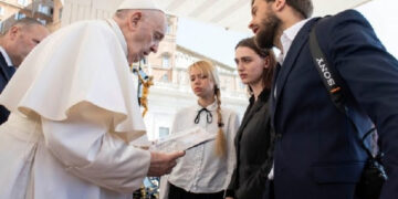 Papa takon gratë e luftëtarëve që po e mbrojnë Azovstalin