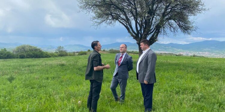 Deputeti Muzaqi dhe zv.ministri i Bujqësisë Demelezi vizitojnë fermerët e Vushtrrisë