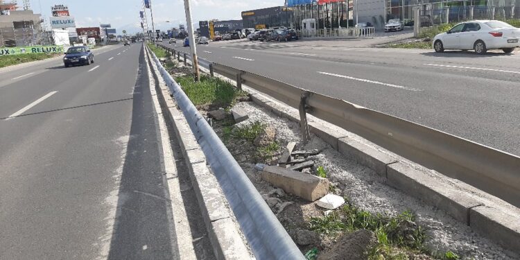 Dosti i Hysen Durmishit, përfitues i tenderit vendos materiale të përdorura në magjistrale (Dok/Foto)