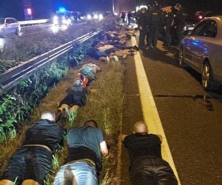 PAMJE/ Grupi i tifozëve të Torcidës dhe policia kroate përplasen në autostradë – dy tifozë qëllohen