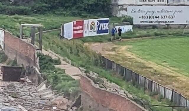 LAJMI I FUNDIT: Rrëzohet muri i stadiumit “Riza Lushta”, rrezikohen qytetarët
