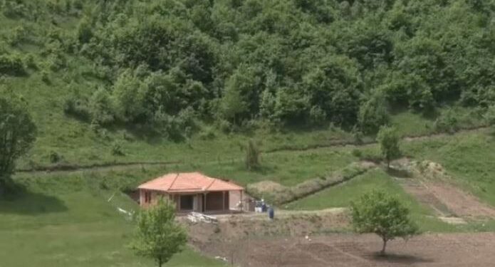 Fshatrat buzë kufirit po vazhdojnë të zbrazen