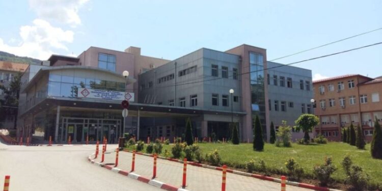 E dhimbshme: Punëtori rrëzohet nga shtëpia ku po punonte, thyen dy këmbët