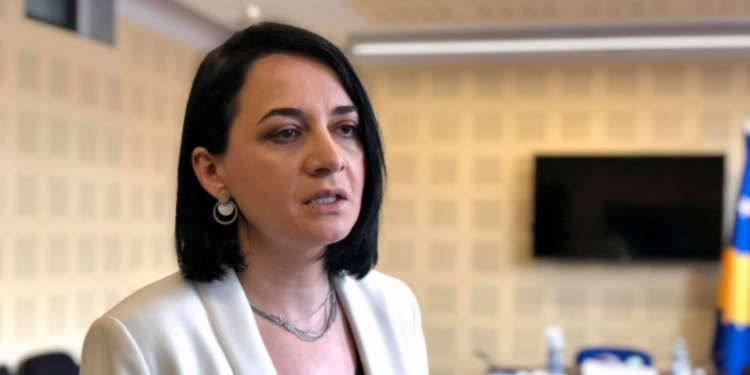 Fitore Pacolli bëhet “kryeredaktore” – i mëson si të raportojnë mediet!