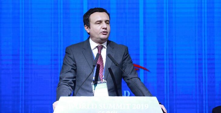 Amerikë: Shqiptari i bën pyetje të vështira Albin Kurtit, përjashtohet nga takimi me gjithë shoqatë