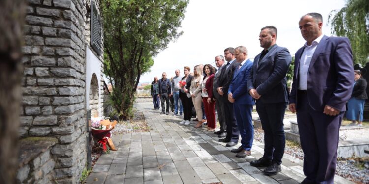Kryetari Ferit Idrizi bën homazhe për martirët e Masakrës së 22 Majit në Vushtrri