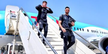 “Arritëm në të bukurën Shqipëri”, aeroplani i Feyenoordit mbërrin në Tiranë