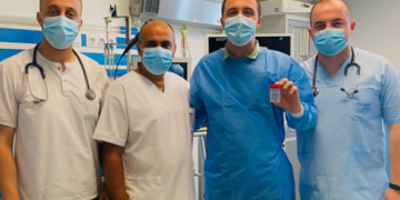 Në klinikën e pulmologjisë, mjekët i heqin një 84 vjeçari një ‘trup të huaj’