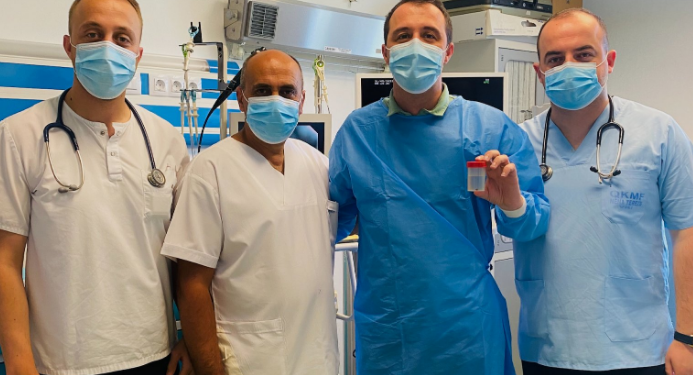 Në klinikën e pulmologjisë, mjekët i heqin një 84 vjeçari një ‘trup të huaj’