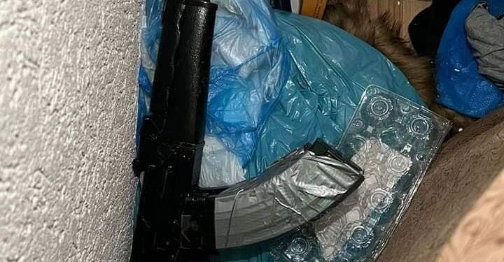 Zyrtari policor në vetëmbrojtje detyrohet të përdor armën e zjarrit, Policia pas bastisjes i gjen një “mal” me armë të dyshuarit