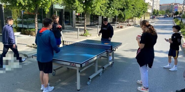 Eksperimenti i Përparim Ramës: Në rrugët e bllokuara luhet ping-pong
