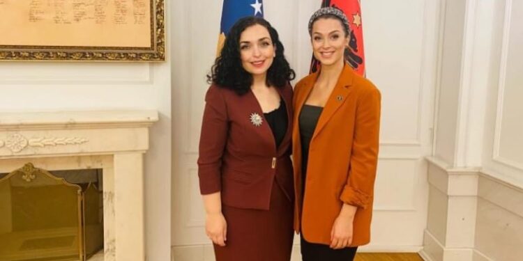Harrojeni për një moment Armend Mujën, Doarsa Kica ekzekuton një servilosje radikale ndaj Vjosa Osmanit
